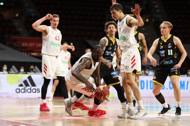 James Gist (Muenchen) behauptet den Ball GER, FC Bayern Basketball vs. MHP Riesen Ludwigsburg, Basketball, 1.Bundesliga, Playoffs 2020 2021, Halbfinale Spiel 3, 02.06.2021, GER, FC Bayern Basketball vs. MHP Riesen Ludwigsburg, Basketball, 1.Bundesliga, Playoffs 2020 2021, Halbfinale Spiel 3, 02.06.2021, Muenchen Copyright: xEIBNER MarcelxEngelbrechtx EP_EER
