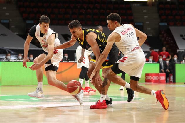 Wade Baldwin IV (Muenchen) und Oscar da Silva (Ludwigsburg) im Zweikampf GER, FC Bayern Basketball vs. MHP Riesen Ludwigsburg, Basketball, 1.Bundesliga, Playoffs 2020 2021, Halbfinale Spiel 3, 02.06.2021, GER, FC Bayern Basketball vs. MHP Riesen Ludwigsburg, Basketball, 1.Bundesliga, Playoffs 2020 2021, Halbfinale Spiel 3, 02.06.2021, Muenchen Copyright: xEIBNER MarcelxEngelbrechtx EP_EER