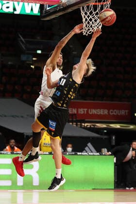 Wade Baldwin IV (Muenchen) versucht Lukas Herzog (Ludwigsburg) zu blocken GER, FC Bayern Basketball vs. MHP Riesen Ludwigsburg, Basketball, 1.Bundesliga, Playoffs 2020 2021, Halbfinale Spiel 3, 02.06.2021, GER, FC Bayern Basketball vs. MHP Riesen Ludwigsburg, Basketball, 1.Bundesliga, Playoffs 2020 2021, Halbfinale Spiel 3, 02.06.2021, Muenchen Copyright: xEIBNER MarcelxEngelbrechtx EP_EER