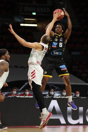 Sport Bilder des Tages Robin Amaize (Muenchen) versucht Barry Brown Jr. (Ludwigsburg) zu blocken GER, FC Bayern Basketball vs. MHP Riesen Ludwigsburg, Basketball, 1.Bundesliga, Playoffs 2020 2021, Halbfinale Spiel 3, 02.06.2021, GER, FC Bayern Basketball vs. MHP Riesen Ludwigsburg, Basketball, 1.Bundesliga, Playoffs 2020 2021, Halbfinale Spiel 3, 02.06.2021, Muenchen Copyright: xEIBNER MarcelxEngelbrechtx EP_EER