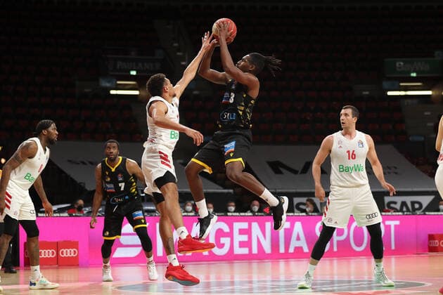 Wade Baldwin IV (Muenchen) blockt Jaleen Smith (Ludwigsburg) GER, FC Bayern Basketball vs. MHP Riesen Ludwigsburg, Basketball, 1.Bundesliga, Playoffs 2020 2021, Halbfinale Spiel 3, 02.06.2021, GER, FC Bayern Basketball vs. MHP Riesen Ludwigsburg, Basketball, 1.Bundesliga, Playoffs 2020 2021, Halbfinale Spiel 3, 02.06.2021, Muenchen Copyright: xEIBNER MarcelxEngelbrechtx EP_EER