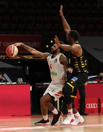 Dennis Seeley (Muenchen) und Jamel McLean (Ludwigsburg) im Zweikampf GER, FC Bayern Basketball vs. MHP Riesen Ludwigsburg, Basketball, 1.Bundesliga, Playoffs 2020 2021, Halbfinale Spiel 3, 02.06.2021, GER, FC Bayern Basketball vs. MHP Riesen Ludwigsburg, Basketball, 1.Bundesliga, Playoffs 2020 2021, Halbfinale Spiel 3, 02.06.2021, Muenchen Copyright: xEIBNER MarcelxEngelbrechtx EP_EER