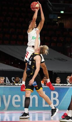 Lukas Herzog (Ludwigsburg) versucht Wade Baldwin IV (Muenchen) zu blocken GER, FC Bayern Basketball vs. MHP Riesen Ludwigsburg, Basketball, 1.Bundesliga, Playoffs 2020 2021, Halbfinale Spiel 3, 02.06.2021, GER, FC Bayern Basketball vs. MHP Riesen Ludwigsburg, Basketball, 1.Bundesliga, Playoffs 2020 2021, Halbfinale Spiel 3, 02.06.2021, Muenchen Copyright: xEIBNER MarcelxEngelbrechtx EP_EER