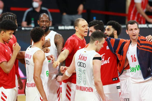 v.l.: 2 Wade Baldwin, 31 Zan Mark Sisko, 14 Nihad Djedovic, 4 Dennis Jerome Seeley, 16 Paul Zipser (FCBB) jubeln am Schluss. Jubel, Schlussjubel Basketball, 1. Bundesliga, BBL, Playoff, Spiel 3, FC Bayern München - MHP Riesen Ludwigsburg im Audi Dome am 02.06.2021 FOTO: Mladen Lackovic LakoPress