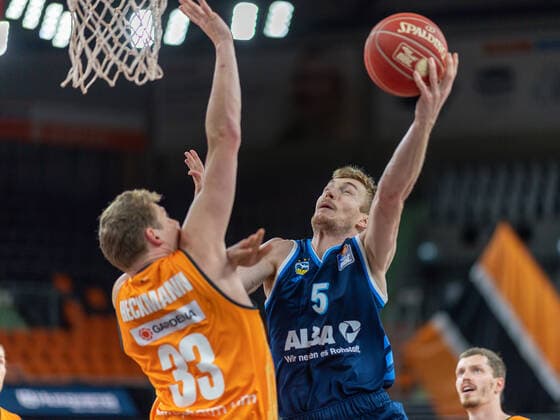 Patrick Heckmann (Ratiopharm Ulm 33), Nils Giffey (Alba Berlin, 05), Ratiopharm Ulm vs. Alba Berlin, Basketball, Playoffs, Spiel 3, Spielzeit 2020 2021, 03.06.2021, Ratiopharm Ulm vs. Alba Berlin, Basketball, Playoffs, Spiel 3, Spielzeit 2020 2021, 03.06.2021 Neu-Ulm Copyright: xEibner-Pressefoto SaschaxWaltherx EP_EER
