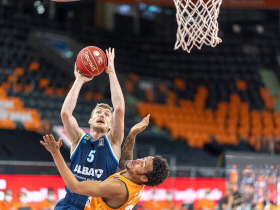 Nils Giffey (Alba Berlin, 05), Troy Caupain (Ratiopharm Ulm 23), Ratiopharm Ulm vs. Alba Berlin, Basketball, Playoffs, Spiel 3, Spielzeit 2020 2021, 03.06.2021, Ratiopharm Ulm vs. Alba Berlin, Basketball, Playoffs, Spiel 3, Spielzeit 2020 2021, 03.06.2021 Neu-Ulm Copyright: xEibner-Pressefoto SaschaxWaltherx EP_EER