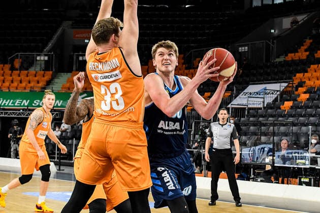 GER, BBL, Play-offs, ratiopharm ulm vs Alba Berlin 03.06.2021, ratiopharm arena, Neu-Ulm, GER, BBL, Play-offs, ratiopharm ulm vs Alba Berlin, im Bild Patrick Heckmann (Ulm, 33) verteidigt gegen Ben Lammers (Berlin, 50)