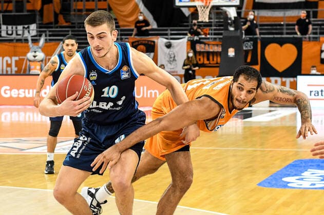 GER, BBL, Play-offs, ratiopharm ulm vs Alba Berlin 03.06.2021, ratiopharm arena, Neu-Ulm, GER, BBL, Play-offs, ratiopharm ulm vs Alba Berlin, im Bild Kampf um den Ball, Tim Schneider (Berlin, 10), Isaiah Wilkins (Ulm, 11)