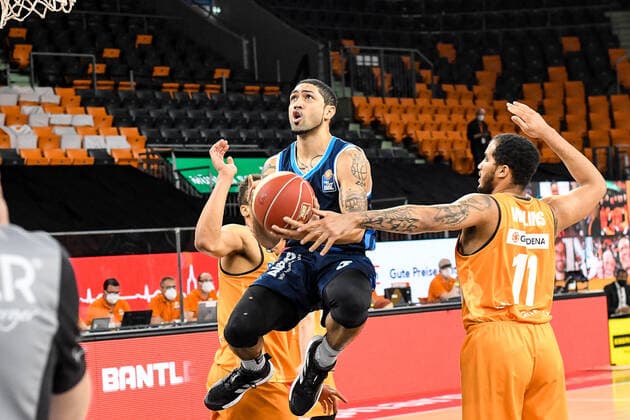 GER, BBL, Play-offs, ratiopharm ulm vs Alba Berlin 03.06.2021, ratiopharm arena, Neu-Ulm, GER, BBL, Play-offs, ratiopharm ulm vs Alba Berlin, im Bild Peyton Siva (Berlin, 3) geht zum Korb, Isaiah Wilkins (Ulm, 11)