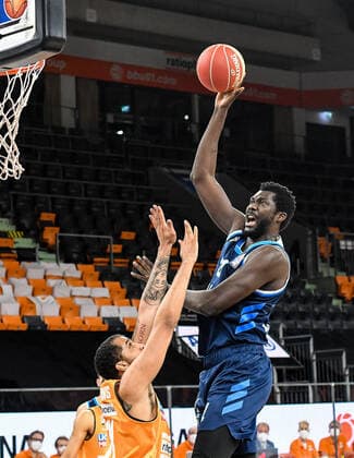 GER, BBL, Play-offs, ratiopharm ulm vs Alba Berlin 03.06.2021, ratiopharm arena, Neu-Ulm, GER, BBL, Play-offs, ratiopharm ulm vs Alba Berlin, im Bild Jean Marc Christ Koumadje (Berlin, 21) geht zum Korb, John Petrucelli (Ulm, 7) ohne Abwehrchance