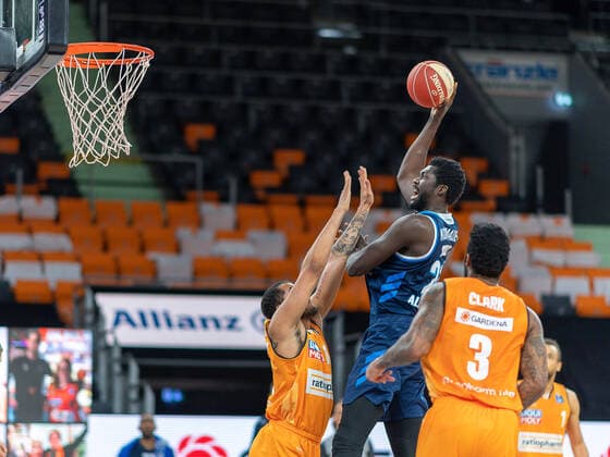 Christ Koumadje (Alba Berlin, 21), Isaiah Wilkins (Ratiopharm Ulm 11), Ratiopharm Ulm vs. Alba Berlin, Basketball, Playoffs, Spiel 3, Spielzeit 2020 2021, 03.06.2021, Ratiopharm Ulm vs. Alba Berlin, Basketball, Playoffs, Spiel 3, Spielzeit 2020 2021, 03.06.2021 Neu-Ulm Copyright: xEibner-Pressefoto SaschaxWaltherx EP_EER