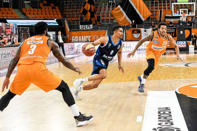 GER, BBL, Play-offs, ratiopharm ulm vs Alba Berlin 03.06.2021, ratiopharm arena, Neu-Ulm, GER, BBL, Play-offs, ratiopharm ulm vs Alba Berlin, im Bild energischer Antritt von Maodo Lo (Berlin, 0) gegen Cameron Clark (Ulm, 3) und Troy Caupain (Ulm, 23)