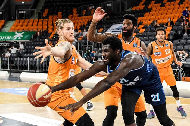 Sport Bilder des Tages GER, BBL, Play-offs, ratiopharm ulm vs Alba Berlin 03.06.2021, ratiopharm arena, Neu-Ulm, GER, BBL, Play-offs, ratiopharm ulm vs Alba Berlin, im Bild Jean Marc Christ Koumadje (Berlin, 21) holt sich den Ball gegen Dylan Osetkowski (Ulm, 21) und Cameron Clark (Ulm, 3), Troy Caupain (Ulm, 23) im Hintergrund