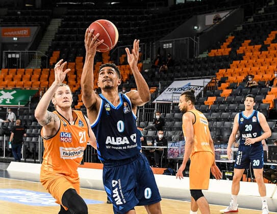 GER, BBL, Play-offs, ratiopharm ulm vs Alba Berlin 03.06.2021, ratiopharm arena, Neu-Ulm, GER, BBL, Play-offs, ratiopharm ulm vs Alba Berlin, im Bild Maodo Lo (Berlin, 0) setzt sich gegen Dylan Osetkowski (Ulm, 21) durch
