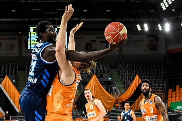 GER, BBL, Play-offs, ratiopharm ulm vs Alba Berlin 03.06.2021, ratiopharm arena, Neu-Ulm, GER, BBL, Play-offs, ratiopharm ulm vs Alba Berlin, im Bild Jean Marc Christ Koumadje (Berlin, 21) setzt sich gegen Dylan Osetkowski (Ulm, 21) durch