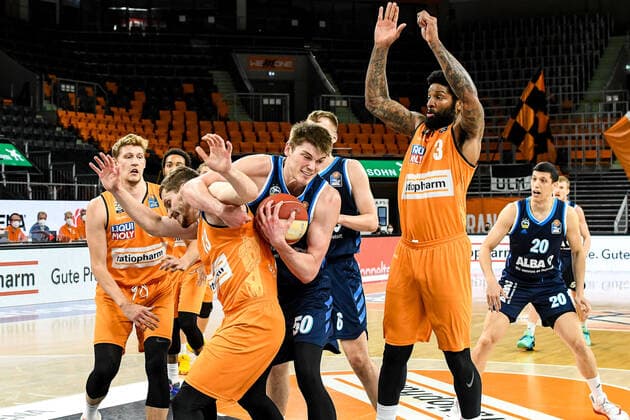 GER, BBL, Play-offs, ratiopharm ulm vs Alba Berlin 03.06.2021, ratiopharm arena, Neu-Ulm, GER, BBL, Play-offs, ratiopharm ulm vs Alba Berlin, im Bild Andreas Obst (Ulm, 13) und Ben Lammers (Berlin, 50), Kampf um den Ball, Patrick Heckmann (Ulm, 33), Cameron Clark (Ulm, 3)