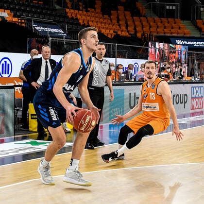 GER, BBL, Play-offs, ratiopharm ulm vs Alba Berlin 03.06.2021, ratiopharm arena, Neu-Ulm, GER, BBL, Play-offs, ratiopharm ulm vs Alba Berlin, im Bild Tim Schneider (Berlin, 10), Andreas Obst (Ulm, 13)