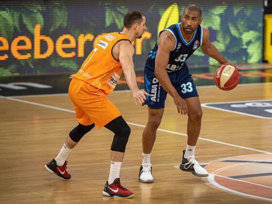 John Petrucelli (Ratiopharm Ulm 07), Jayson Granger (Alba Berlin, 33), Ratiopharm Ulm vs. Alba Berlin, Basketball, Playoffs, Spiel 3, Spielzeit 2020 2021, 03.06.2021, Ratiopharm Ulm vs. Alba Berlin, Basketball, Playoffs, Spiel 3, Spielzeit 2020 2021, 03.06.2021 Neu-Ulm Copyright: xEibner-Pressefoto SaschaxWaltherx EP_EER
