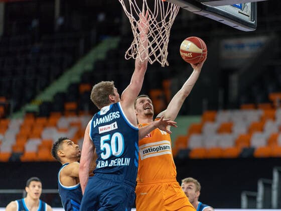 Ben Lammers (Alba Berlin, 50), Andreas Obst (Ratiopharm Ulm 13), Ratiopharm Ulm vs. Alba Berlin, Basketball, Playoffs, Spiel 3, Spielzeit 2020 2021, 03.06.2021, Ratiopharm Ulm vs. Alba Berlin, Basketball, Playoffs, Spiel 3, Spielzeit 2020 2021, 03.06.2021 Neu-Ulm Copyright: xEibner-Pressefoto SaschaxWaltherx EP_EER
