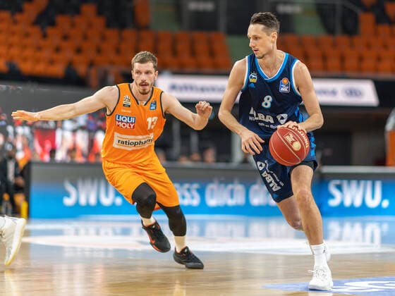 Andreas Obst (Ratiopharm Ulm 13), Marcus Eriksson (Alba Berlin, 08), Ratiopharm Ulm vs. Alba Berlin, Basketball, Playoffs, Spiel 4, Spielzeit 2020 2021, 05.06.2021, Ratiopharm Ulm vs. Alba Berlin, Basketball, Playoffs, Spiel 4, Spielzeit 2020 2021, 05.06.2021 Neu-Ulm Copyright: xEibner-Pressefoto SaschaxWaltherx EP_EER