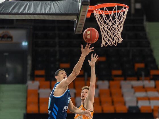 Simone Fontecchio (Alba Berlin, 20), Patrick Heckmann (Ratiopharm Ulm 33), Ratiopharm Ulm vs. Alba Berlin, Basketball, Playoffs, Spiel 4, Spielzeit 2020 2021, 05.06.2021, Ratiopharm Ulm vs. Alba Berlin, Basketball, Playoffs, Spiel 4, Spielzeit 2020 2021, 05.06.2021 Neu-Ulm Copyright: xEibner-Pressefoto SaschaxWaltherx EP_EER