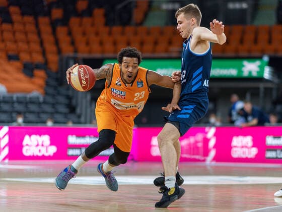 Troy Caupain (Ratiopharm Ulm 23), Malte Delow (Alba Berlin, 06), Ratiopharm Ulm vs. Alba Berlin, Basketball, Playoffs, Spiel 4, Spielzeit 2020 2021, 05.06.2021, Ratiopharm Ulm vs. Alba Berlin, Basketball, Playoffs, Spiel 4, Spielzeit 2020 2021, 05.06.2021 Neu-Ulm Copyright: xEibner-Pressefoto SaschaxWaltherx EP_EER