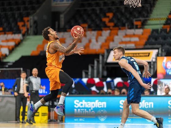 Troy Caupain (Ratiopharm Ulm 23), Malte Delow (Alba Berlin, 06), Ratiopharm Ulm vs. Alba Berlin, Basketball, Playoffs, Spiel 4, Spielzeit 2020 2021, 05.06.2021, Ratiopharm Ulm vs. Alba Berlin, Basketball, Playoffs, Spiel 4, Spielzeit 2020 2021, 05.06.2021 Neu-Ulm Copyright: xEibner-Pressefoto SaschaxWaltherx EP_EER