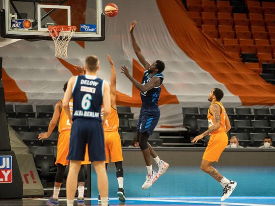 Christ Koumadje (Alba Berlin, 21), Ratiopharm Ulm vs. Alba Berlin, Basketball, Playoffs, Spiel 4, Spielzeit 2020 2021, 05.06.2021, Ratiopharm Ulm vs. Alba Berlin, Basketball, Playoffs, Spiel 4, Spielzeit 2020 2021, 05.06.2021 Neu-Ulm Copyright: xEibner-Pressefoto SaschaxWaltherx EP_EER