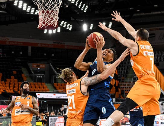 GER, BBL, Play-offs, ratiopharm ulm vs Alba Berlin 05.06.2021, ratiopharm arena, Neu-Ulm, GER, BBL, Play-offs, ratiopharm ulm vs Alba Berlin, im Bild Cameron Clark (Ulm, 3), Maodo Lo (Berlin, 0) wird von Dylan Osetkowski (Ulm, 21) gefoult, John Petrucelli (Ulm, 7)