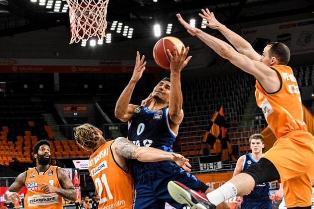 GER, BBL, Play-offs, ratiopharm ulm vs Alba Berlin 05.06.2021, ratiopharm arena, Neu-Ulm, GER, BBL, Play-offs, ratiopharm ulm vs Alba Berlin, im Bild Cameron Clark (Ulm, 3), Maodo Lo (Berlin, 0) wird von Dylan Osetkowski (Ulm, 21) gefoult, John Petrucelli (Ulm, 7)