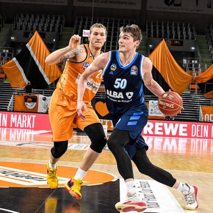 GER, BBL, Play-offs, ratiopharm ulm vs Alba Berlin 05.06.2021, ratiopharm arena, Neu-Ulm, GER, BBL, Play-offs, ratiopharm ulm vs Alba Berlin, im Bild Ben Lammers (Berlin, 50) setzt sich gegen Dylan Osetkowski (Ulm, 21) durch