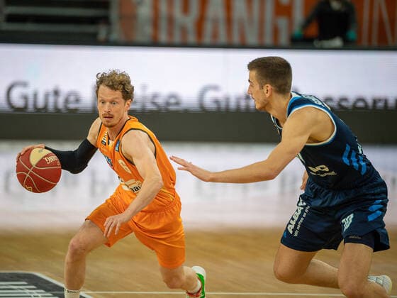 Per Guenther (Ratiopharm Ulm 06), Tim Schneider (Alba Berlin, 10), Ratiopharm Ulm vs. Alba Berlin, Basketball, Playoffs, Spiel 4, Spielzeit 2020 2021, 05.06.2021, Ratiopharm Ulm vs. Alba Berlin, Basketball, Playoffs, Spiel 4, Spielzeit 2020 2021, 05.06.2021 Neu-Ulm Copyright: xEibner-Pressefoto SaschaxWaltherx EP_EER
