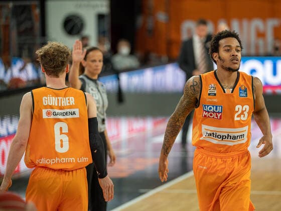 Per Guenther (Ratiopharm Ulm 06) geht und Troy Caupain (Ratiopharm Ulm 23) kommt, Ratiopharm Ulm vs. Alba Berlin, Basketball, Playoffs, Spiel 4, Spielzeit 2020 2021, 05.06.2021, Ratiopharm Ulm vs. Alba Berlin, Basketball, Playoffs, Spiel 4, Spielzeit 2020 2021, 05.06.2021 Neu-Ulm Copyright: xEibner-Pressefoto SaschaxWaltherx EP_EER