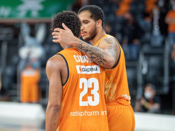 Tief enttaeuscht, Troy Caupain (Ratiopharm Ulm 23), wird getroestet von Isaiah Wilkins (Ratiopharm Ulm 11) Ratiopharm Ulm vs. Alba Berlin, Basketball, Playoffs, Spiel 4, Spielzeit 2020 2021, 05.06.2021, Ratiopharm Ulm vs. Alba Berlin, Basketball, Playoffs, Spiel 4, Spielzeit 2020 2021, 05.06.2021 Neu-Ulm Copyright: xEibner-Pressefoto SaschaxWaltherx EP_EER
