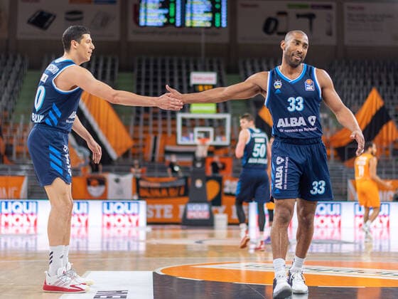 Freude bei Simone Fontecchio (Alba Berlin, 20), Jayson Granger (Alba Berlin, 33), Ratiopharm Ulm vs. Alba Berlin, Basketball, Playoffs, Spiel 4, Spielzeit 2020 2021, 05.06.2021, Ratiopharm Ulm vs. Alba Berlin, Basketball, Playoffs, Spiel 4, Spielzeit 2020 2021, 05.06.2021 Neu-Ulm Copyright: xEibner-Pressefoto SaschaxWaltherx EP_EER
