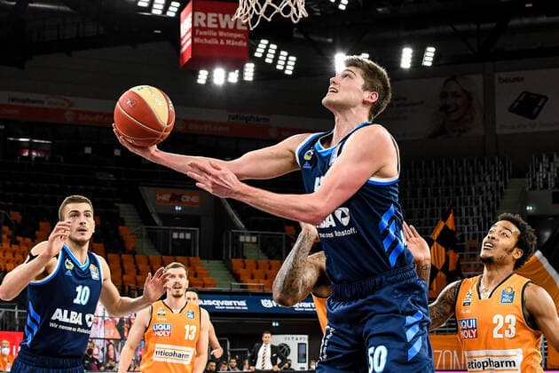 Sport Bilder des Tages GER, BBL, Play-offs, ratiopharm ulm vs Alba Berlin 05.06.2021, ratiopharm arena, Neu-Ulm, GER, BBL, Play-offs, ratiopharm ulm vs Alba Berlin, im Bild Tim Schneider (Berlin, 10), Andreas Obst (Ulm, 13) und Troy Caupain (Ulm, 23) verfolgen, wie Ben Lammers (Berlin, 50) zum Korb geht