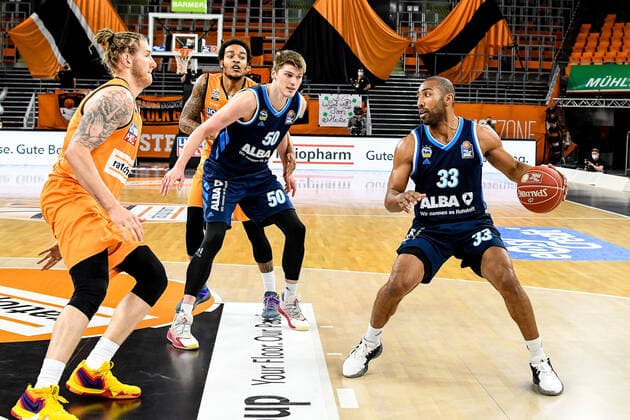 GER, BBL, Play-offs, ratiopharm ulm vs Alba Berlin 05.06.2021, ratiopharm arena, Neu-Ulm, GER, BBL, Play-offs, ratiopharm ulm vs Alba Berlin, im Bild Dylan Osetkowski (Ulm, 21). Troy Caupain (Ulm, 23), Ben Lammers (Berlin, 50), Jason Granger (Berlin, 33)