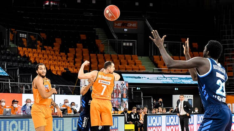 GER, BBL, Play-offs, ratiopharm ulm vs Alba Berlin 05.06.2021, ratiopharm arena, Neu-Ulm, GER, BBL, Play-offs, ratiopharm ulm vs Alba Berlin, im Bild Isaiah Wilkins (Ulm, 11), John Petrucelli (Ulm, 7), Zuspiel für Jean Marc Christ Koumadje (Berlin, 21)