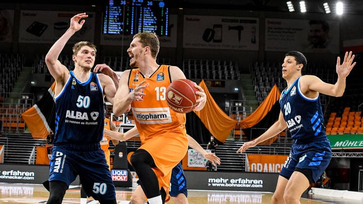 GER, BBL, Play-offs, ratiopharm ulm vs Alba Berlin 05.06.2021, ratiopharm arena, Neu-Ulm, GER, BBL, Play-offs, ratiopharm ulm vs Alba Berlin, im Bild Ben Lammers (Berlin, 50), Andreas Obst (Ulm, 13), Simone Fontecchio (Berlin, 20)