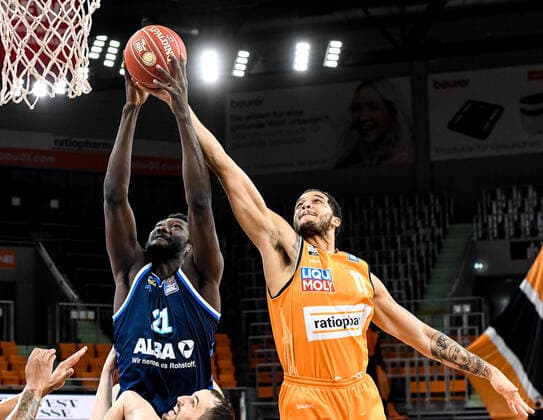 GER, BBL, Play-offs, ratiopharm ulm vs Alba Berlin 05.06.2021, ratiopharm arena, Neu-Ulm, GER, BBL, Play-offs, ratiopharm ulm vs Alba Berlin, im Bild Isaiah Wilkins (Ulm, 11) kann Jean Marc Christ Koumadje (Berlin, 21) am Korberfolg hindern
