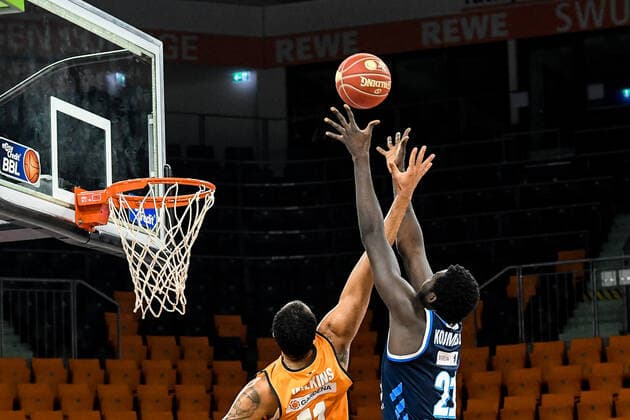 GER, BBL, Play-offs, ratiopharm ulm vs Alba Berlin 05.06.2021, ratiopharm arena, Neu-Ulm, GER, BBL, Play-offs, ratiopharm ulm vs Alba Berlin, im Bild Isaiah Wilkins (Ulm, 11) und Jean Marc Christ Koumadje (Berlin, 21) beim Rebound