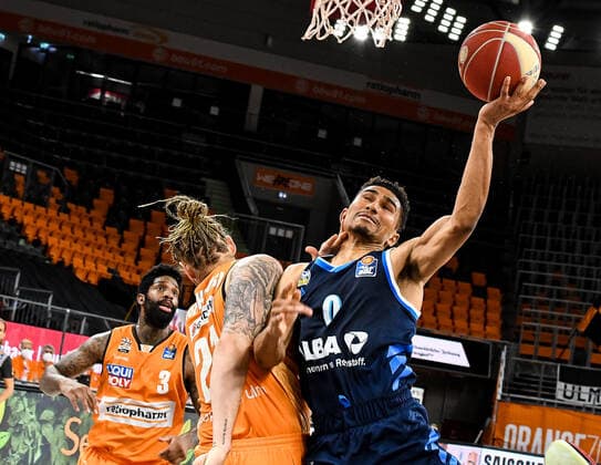 GER, BBL, Play-offs, ratiopharm ulm vs Alba Berlin 05.06.2021, ratiopharm arena, Neu-Ulm, GER, BBL, Play-offs, ratiopharm ulm vs Alba Berlin, im Bild Foul von Dylan Osetkowski (Ulm, 21) gegen Maodo Lo (Berlin, 0) nordphotoxGmbHx xHafner nph00200