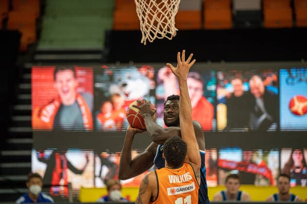 Christ Koumadje (Alba Berlin, 21), Isaiah Wilkins (Ratiopharm Ulm 11), Ratiopharm Ulm vs. Alba Berlin, Basketball, Playoffs, Spiel 4, Spielzeit 2020 2021, 05.06.2021, Ratiopharm Ulm vs. Alba Berlin, Basketball, Playoffs, Spiel 4, Spielzeit 2020 2021, 05.06.2021 Neu-Ulm Copyright: xEibner-Pressefoto SaschaxWaltherx EP_EER