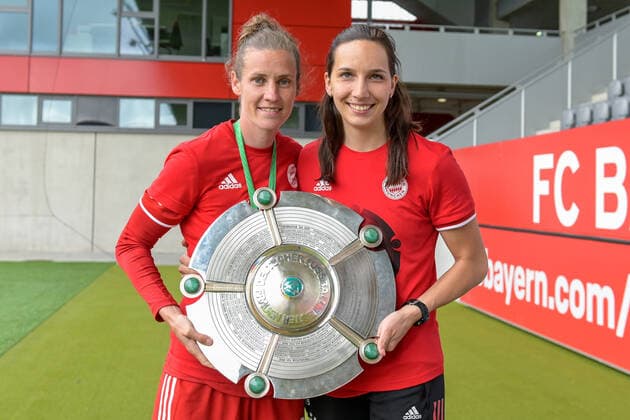 v.li.: Simone Laudehr (FC Bayern München, FCB, 21) und Ivana Rudelic (FC Bayern München, FCB, 15) mit der Meisterschale, 06.06.2021, München (Deutschland), Fussball, Flyeralarm Frauen-Bundesliga, FC Bayern München - SG Eintracht Frankfurt, DFB DFL REGULATIONS PROHIBIT ANY USE OF PHOTOGRAPHS AS IMAGE SEQUENCES AND OR QUASI-VIDEO.