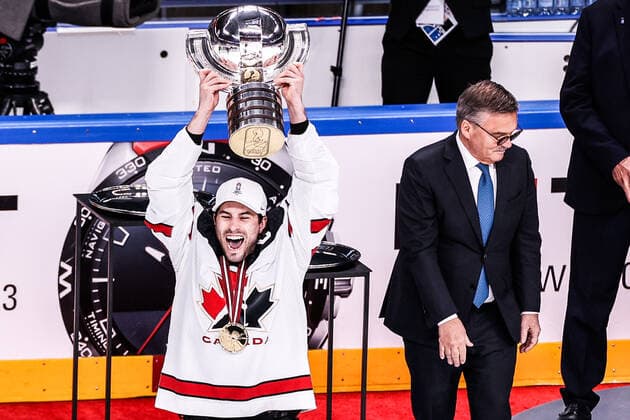 Eishockey, WM, Finale, Kanada ist Weltmeister 06.06.2021, Riga, Arena Riga, Final Finland - Canada (2021 IIHF Ice hockey, Eishockey World Championship, WM, Weltmeisterschaft , Canada is world champion 2021. 14 Adam Henrique (Canada) receives the trophy from IIHF president Rene Fasel Riga Riga Latvia Copyright: xJustPictures.ch JarixPestelaccix