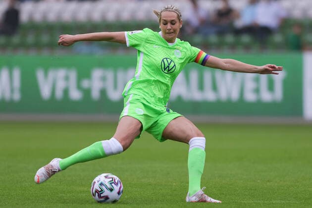 v.li.: Lena Goeßling (VfL Wolfsburg, 28) am Ball, Freisteller, Einzelbild, Ganzkörper, Aktion, Action, Spielszene, DIE DFB-RICHTLINIEN UNTERSAGEN JEGLICHE NUTZUNG VON FOTOS ALS SEQUENZBILDER UND ODER VIDEOÄHNLICHE FOTOSTRECKEN. DFB REGULATIONS PROHIBIT ANY USE OF PHOTOGRAPHS AS IMAGE SEQUENCES AND OR QUASI-VIDEO., 06.06.2021, Wolfsburg (Deutschland), Fussball, Flyeralarm Frauen-Bundesliga, VfL Wolfsburg - SV Werder Bremen