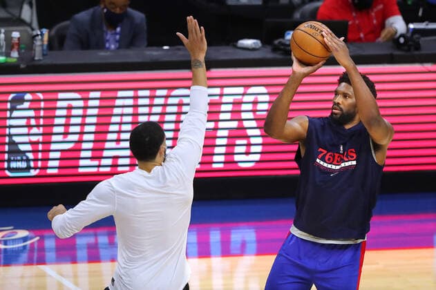 June 6, 2021, Philadelphia, PA, USA: Philadelphia 76ers Joel Embiid, who has a injured right knee, warms up before playing the Atlanta Hawks in a NBA, Basketball Herren, USA second round Eastern Conference playoff basketball game on Sunday, Jun 6, 2021, in Philadelphia. Philadelphia USA - ZUMAm67_ 0120587708st Copyright: xCurtisxComptonx