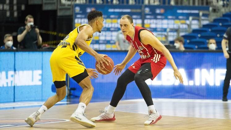 v.l. Maodo Lo - Alba 0, Robin Amaize - Bayern 15, 09.06.2021, BBL, Alba Berlin vs FC Bayern - Finale - Spiel 1, in der Mercedes Benz Arena, GER, Berlin, 09.06.2021, BBL, Alba vs FC Bayern - Spiel 1 - Playoff Berlin Copyright: xUwexKoch Eibner-Pressefotox EP_UKH
