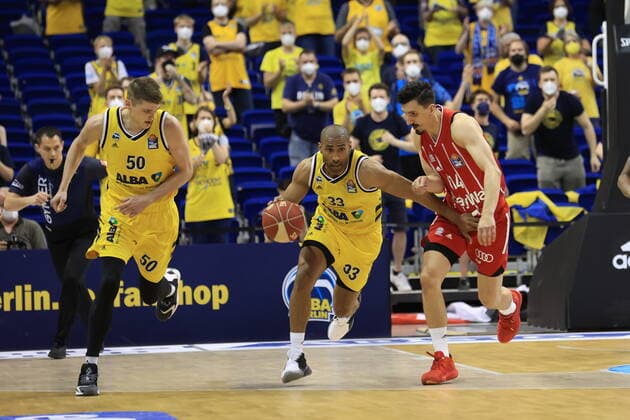 DEU, GER, easyCredit BBL, ALBA vs. Bayern Muenchen, 09.06.2021, Mercedes-Benz-Arena, Berlin, DEU, GER, easyCredit BBL, ALBA vs. Bayern Muenchen, im Bild Jayson Granger (ALBA Berlin 33), 50 , Nihad Djedovic (FC Bayern Muenchen 14)