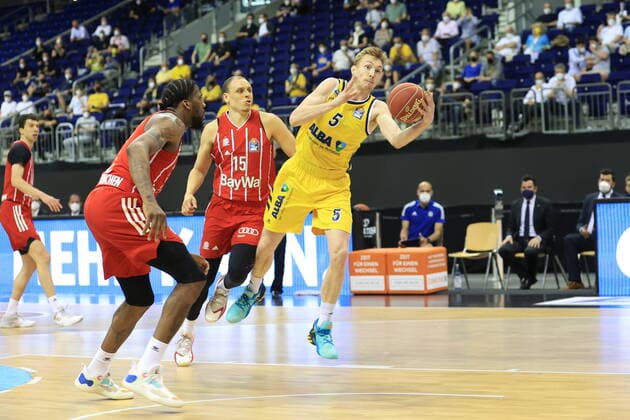 DEU, GER, easyCredit BBL, ALBA vs. Bayern Muenchen, 09.06.2021, Mercedes-Benz-Arena, Berlin, DEU, GER, easyCredit BBL, ALBA vs. Bayern Muenchen, im Bild Niels Giffey (ALBA Berlin 5), Robin Amaize (FC Bayern Muenchen 15), Jalen Reynolds (FC Bayern Muenchen 8)